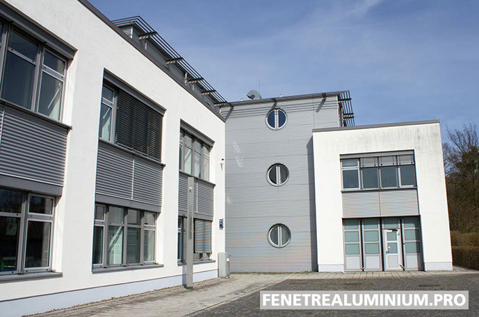 immeuble fenetre aluminium metal gris